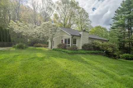 THE OWL HOUSE: 2000 sq ft 2 floor private home 2.5 to Downtown Boone!