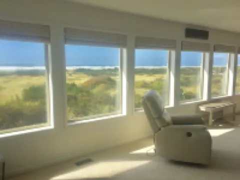 Pacific Dreams Beach House- Beach front! Gorgeous views! Meticulously sanitized!