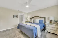 Completely Renovated 2 bed, 5 Star Condo. Pool and Tennis Close to the Beach
