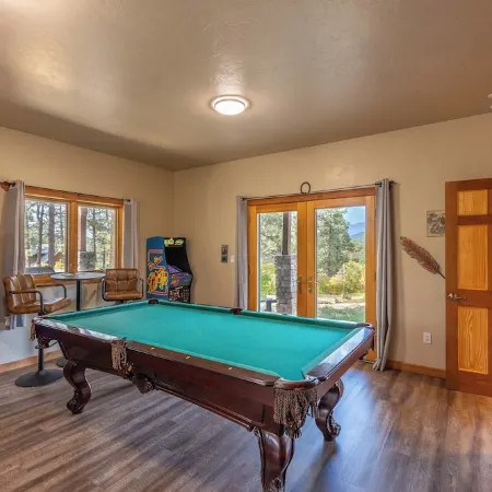 Log Hill Lodge-BEST VIEWS, Hot tub, Close to town+Wolf Creek, privately owned