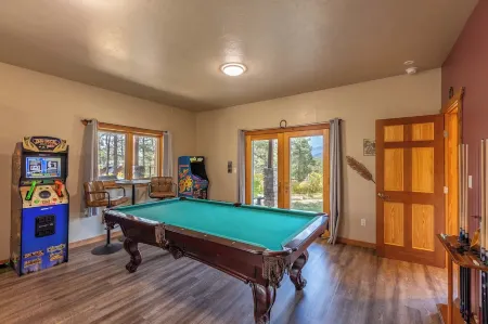 Log Hill Lodge-BEST VIEWS, Hot tub, Close to town+Wolf Creek, privately owned