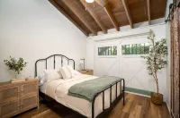 Marsh front villa on an acre. Private Dock + hot tub, steps from the beach