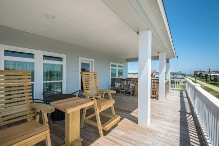 NEWLY BUILT 3min walk to beach,hot tub, b-ball, pet friendly, parking for RV’s Отели рядом с достопримечательностью «Crystal Beach Spot»