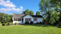 Moo Manor, 10 Mins from downtown Mayberry Hotels near Surry Community College