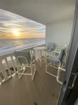 Beachfront Condo at quiet end of Ormond Beach. Snowbirds Welcome !