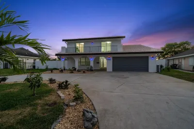 LUXURY Lake house-5 BD,  5 BA, Pool, Hot-Tub, Grill, Mini Golf and Tiki Hut 메리 브랜던 공원 주변 호텔