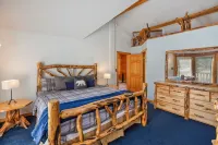 Log Cabin near Historic Cripple Creek, Hot Tub and Spectacular Views!