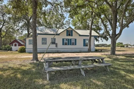 Farmhouse+5 acres.Close to town but still country! Отели рядом с достопримечательностью «Tower 3»