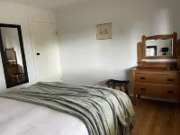Minutes to the beach! Freshly renovated, stylish & modern. Hotels near Yorke Peninsula