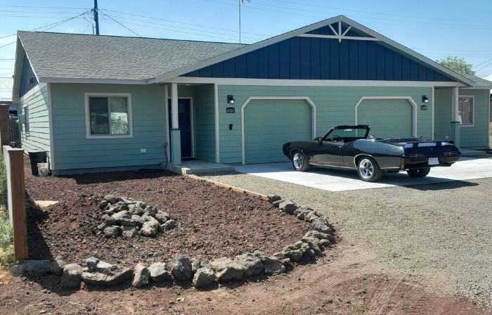 New townhouse, Class 2 EV charger, private back patio,  muscle car garage