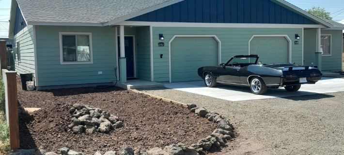 New townhouse, Class 2 EV charger, private back patio,  muscle car garage Hotels in Klickitat County