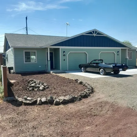 New townhouse, Class 2 EV charger, private back patio,  muscle car garage