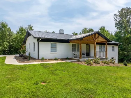 100% - 5 Star Reviews!   Clean, Safe & Enjoyable Home Away from Home!