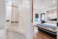 NEW Modern studio with Murphy bed & free parking!