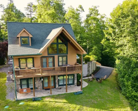 Bear Valley Retreat | Cozy and Private Cabin near Lake Chatuge | Dog Friendly