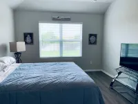 Cheerful Comfortable Three Bedroom Home - 20 minutes from Downtown