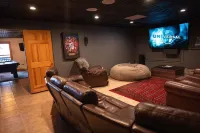 "View on a Whim” Luxury Cabin with Breathtaking Views, Theatre, Hot Tubs, Hiking