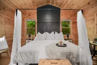 *NEW* Modern Rustic Cabin w/ AMAZING views! Hot Tub, 2 King Suites, Pet Friendly