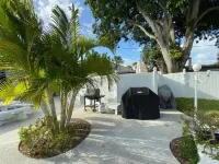 1bd Condo Ground Fl,  Pool view,1.5blk to beach, walk to dine/bars,putting green