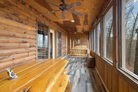 Great Escape Log Cabin Close to SDC, Discount first 10 Guests of the Season.