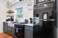 Cozy Modern Studio - Free Parking with Washer & Dryer Perfect for 1 or 2 People!