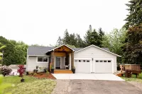 2 Acre Home- Pond View with Hot-Tub - Sleeps 16