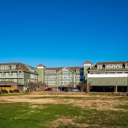 Beautiful Pup-Friendly Oceanfront Resort with Gym, Pool & Games! Well Stocked!