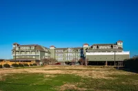 Beautiful Pup-Friendly Oceanfront Resort with Gym, Pool & Games! Well Stocked!