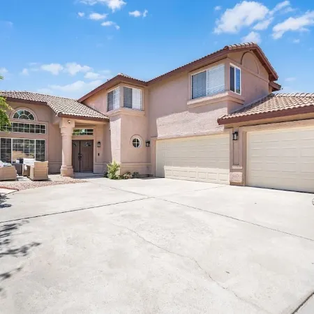 Upscale Family & Group Friendly Spacious Home