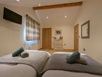 Unique 3 bed cabin with hot tub on Welsh border. Hotels in Presteigne