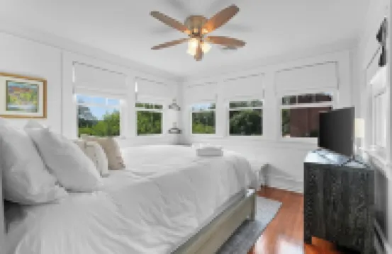 Elegant Colonial, Heart of Downtown