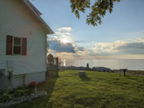 Beautiful Modern Waterfront Lake House With Views