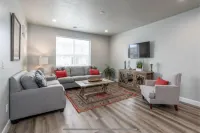 Spacious 3Br/8 Beds, Garage, Wifi, Close to Pool, Centrally Located, Family Fun