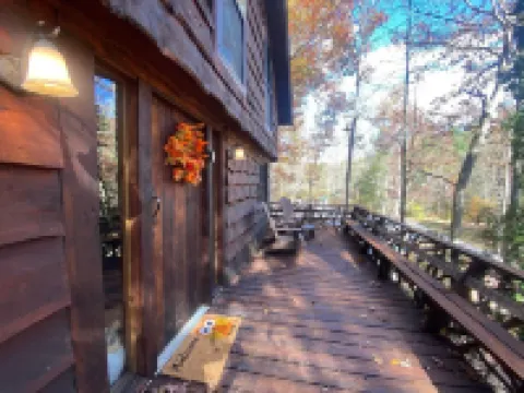 HootOwl Cabin Mountains, Trails and Huge Hot Tub under the Stars! Hotels in Edneyville