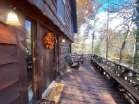 HootOwl Cabin Mountains, Trails and Huge Hot Tub under the Stars!