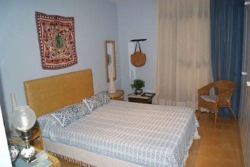 Very spacious bungalow with terrace, sea views, community pool and jacuzzi.