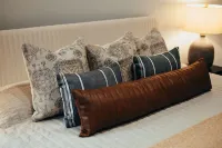 The Grain Binn: Lux / hot tub / unique stay/ king bed / gas fireplace