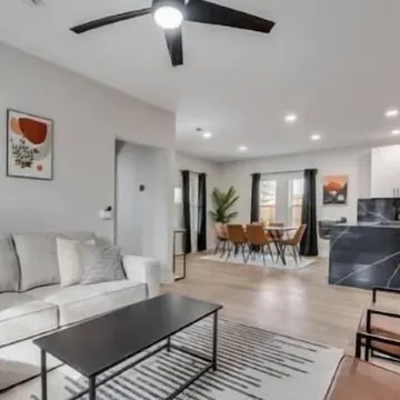 Old Town Keller 5bed 3 bath home Отели в г. Келлер