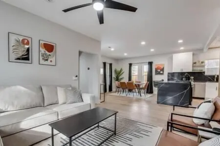 Old Town Keller 5bed 3 bath home Отели в г. Келлер