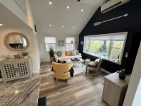 Walking-distance to town, shops, restaurants & ferry!