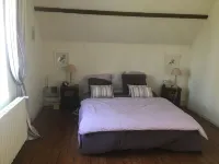 Pretty house in a pretty fortified village from the 13th century Hoteles en Coucy-le-Château-Auffrique