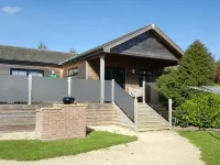 Buttercup lodge - sleeps 4/5 with hot tub & countryside views Hotels in Cheddar
