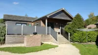 Buttercup lodge - sleeps 4/5 with hot tub & countryside views