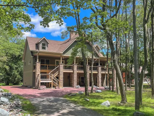 Ledgestone Lodge, Private Chalet for Large Group and Family Gatherings near JFBB