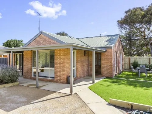 2 Bedroom Unit - Short Walk To The Beach - Pet Friendly