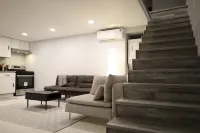Modern Studio Duplex -15 min to Beach