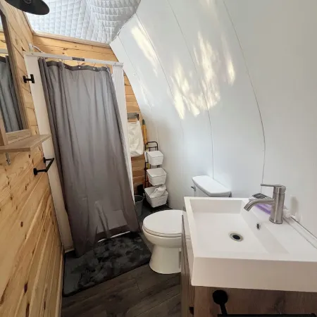 Cozy lakeside glamping dome with fireplace, AC and full bath.