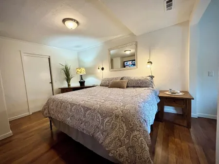 Riverfront on the Rogue! Ideal Southern Oregon location Отели в г. Рог Ривер