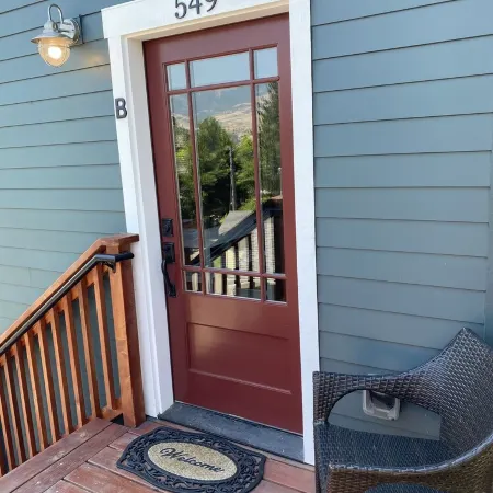 New Downtown 3 Bedroom Upstairs Flat with views