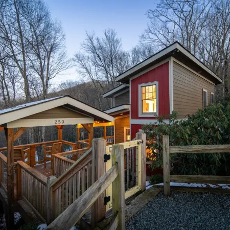 Rustic & cozy, 3 decks w/ loft, 10 min to downtown
